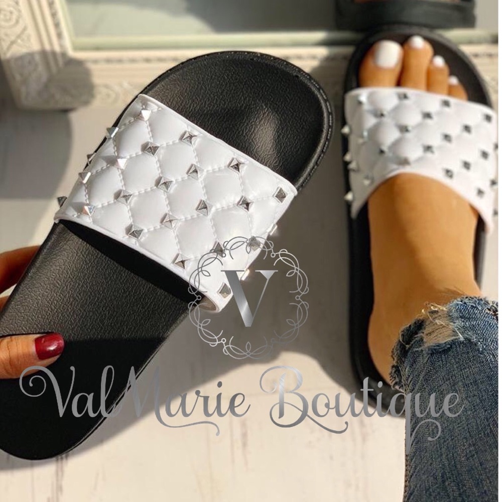 SZ 8.5 LAST 1- Studded faux leather slides - Picture 3 of 4